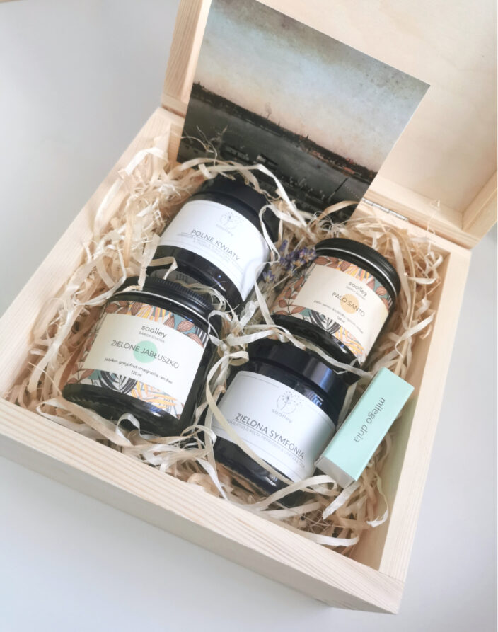 Zestaw prezentowy personalizowany z czterema świecami zapachowymi z wosku sojowego w drewnianym eleganckim pudełeczku soolley
