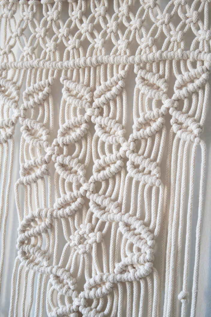 Mała makrama na ścianę w formie firanki biała