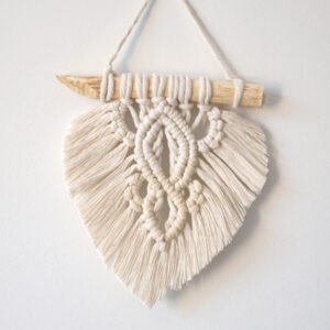 Ozdobna ścienna w stylu boho biała liść