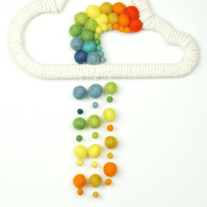 Dekoracja ściany w pokoju niemowlaka w kolorach tęczy