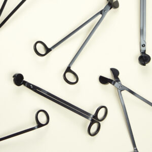 Trymer do knotów w świecach naturalnych