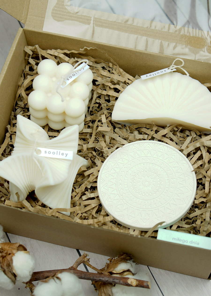 zestaw-trzech-swiec-dekoracyjnych-podkladka Świeczki dekoracyjne na prezent