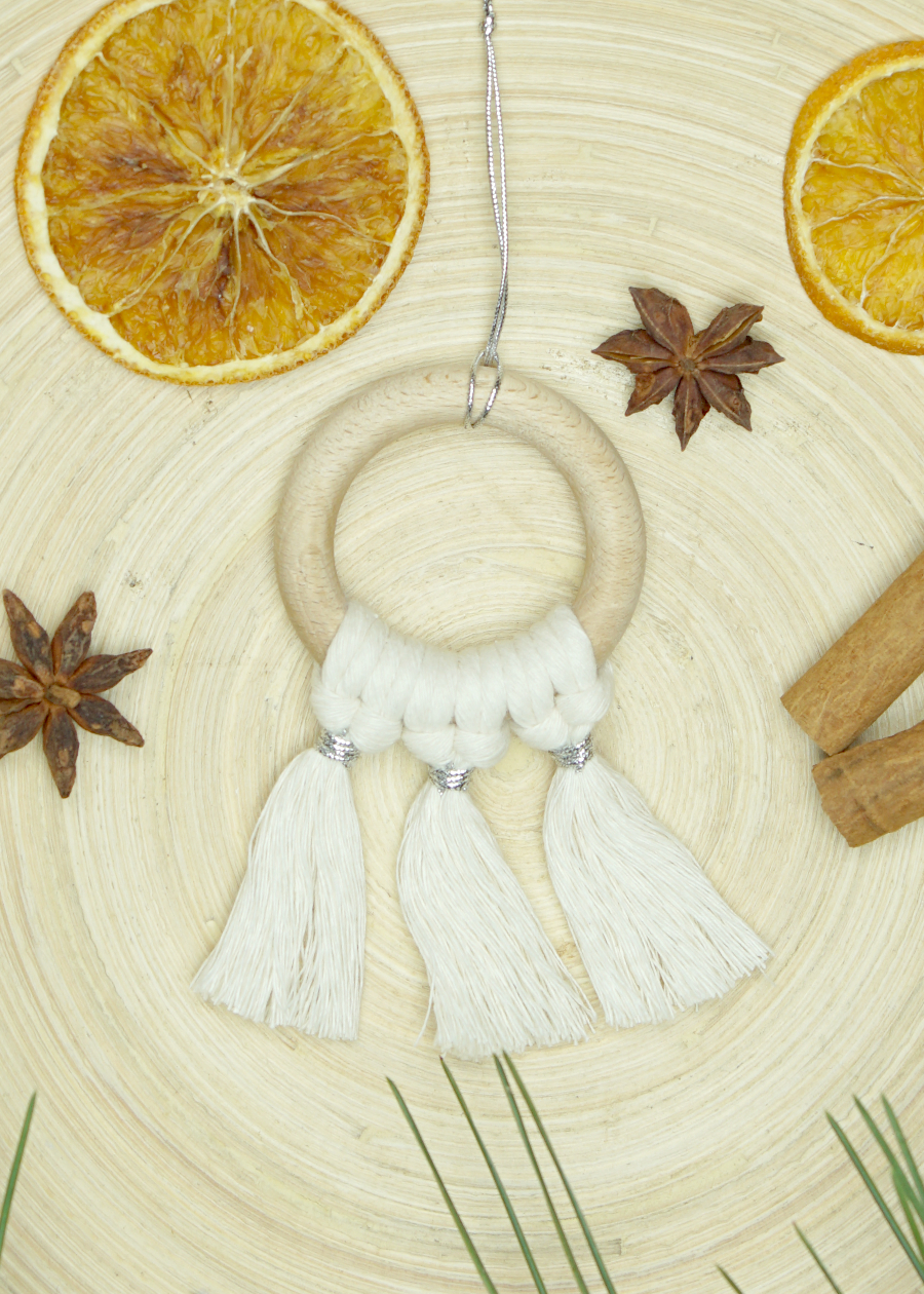 ozdoba-choinkowa-makrama-bombka-2 Ozdoba świąteczna pleciona na kole