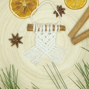 Pleciona ozdoba na cynamonie